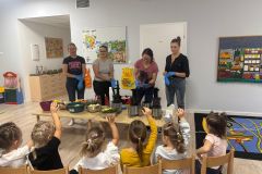 Misie z rodzicami robią zdrowe soki