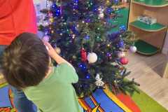 Motylki ubierają choinkę