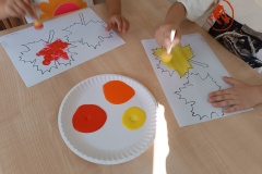 Praca plastyczna - jesienne liście metodą stemplowania