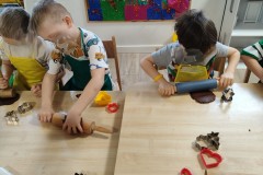 Pszczółki piekły i ozdabiały pierniczki