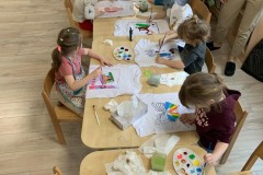 Warsztaty z rodzicami. Malowanie na bluzkach